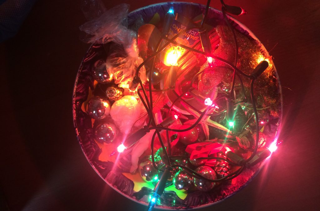 Kerstlichtjes in een schaal vol Kerstspullen zonder Bokeh-kit